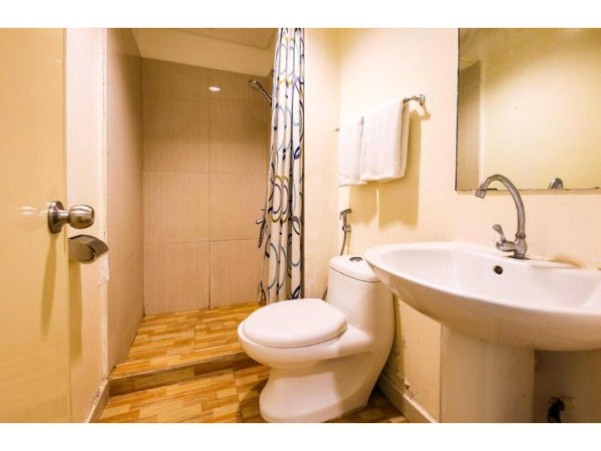Oyo 769 Poblacion Suites Polaris Makati City Екстер'єр фото