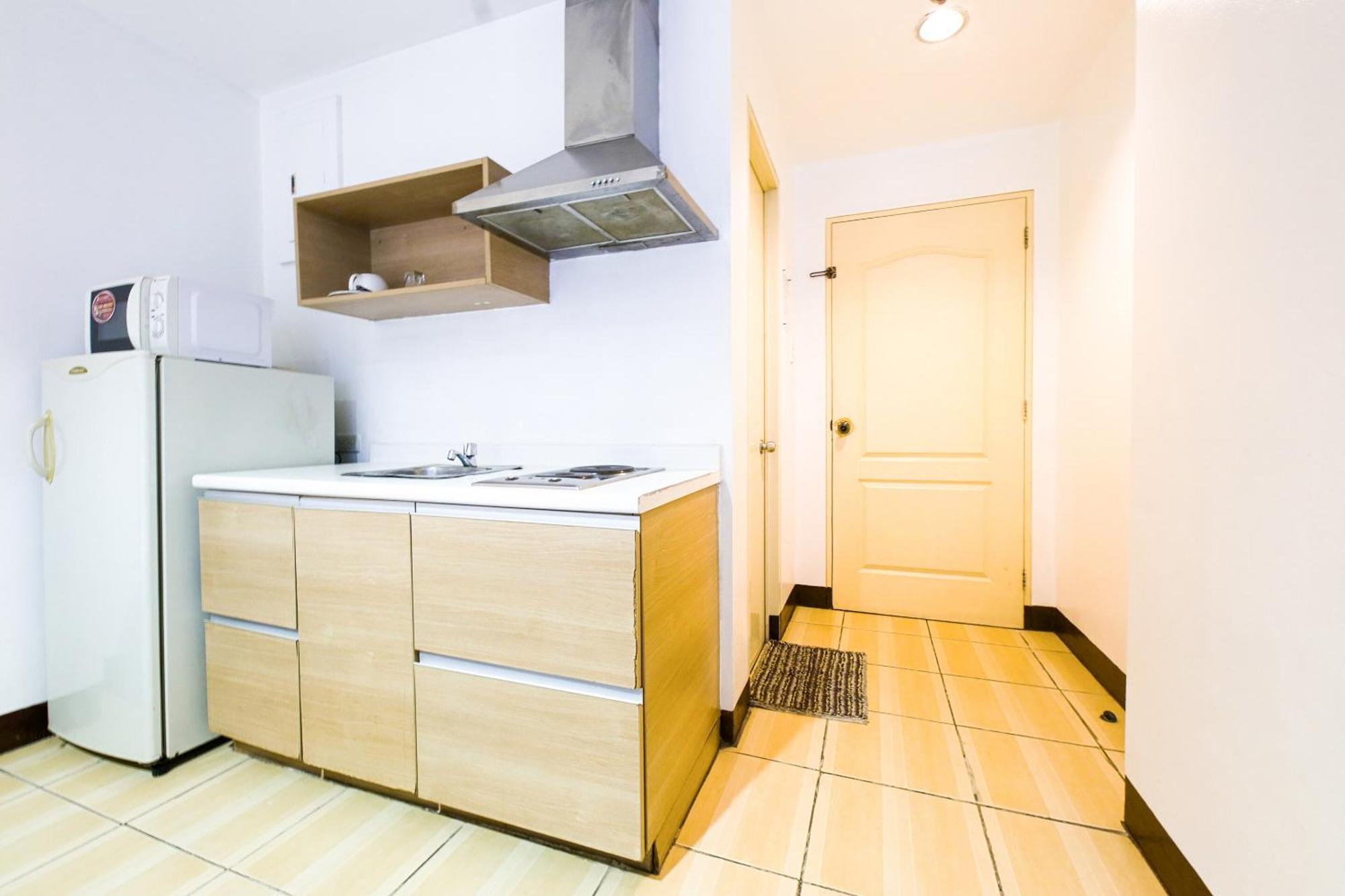 Oyo 769 Poblacion Suites Polaris Makati City Екстер'єр фото