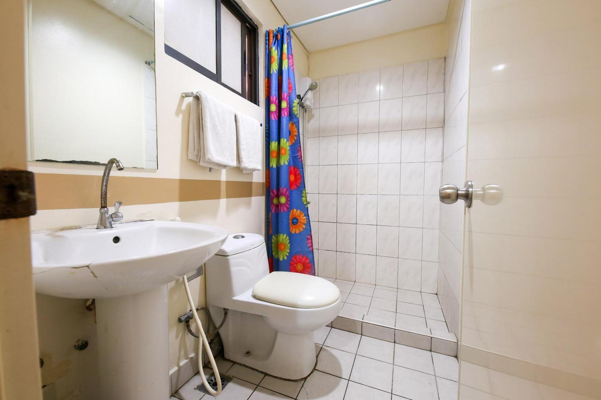 Oyo 769 Poblacion Suites Polaris Makati City Екстер'єр фото