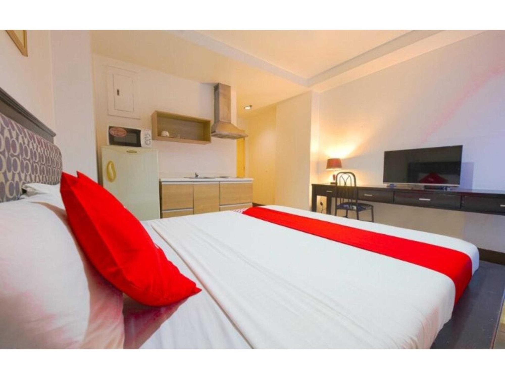 Oyo 769 Poblacion Suites Polaris Makati City Екстер'єр фото