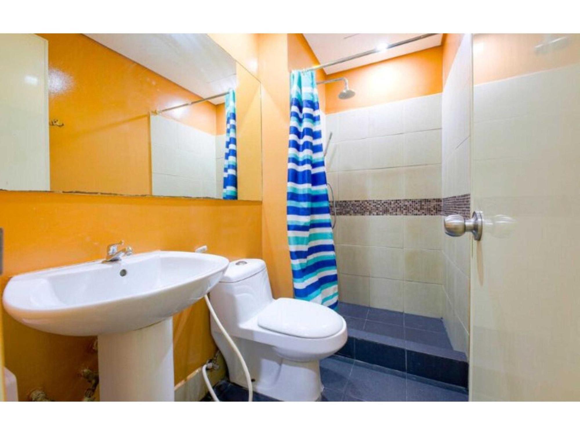 Oyo 769 Poblacion Suites Polaris Makati City Екстер'єр фото