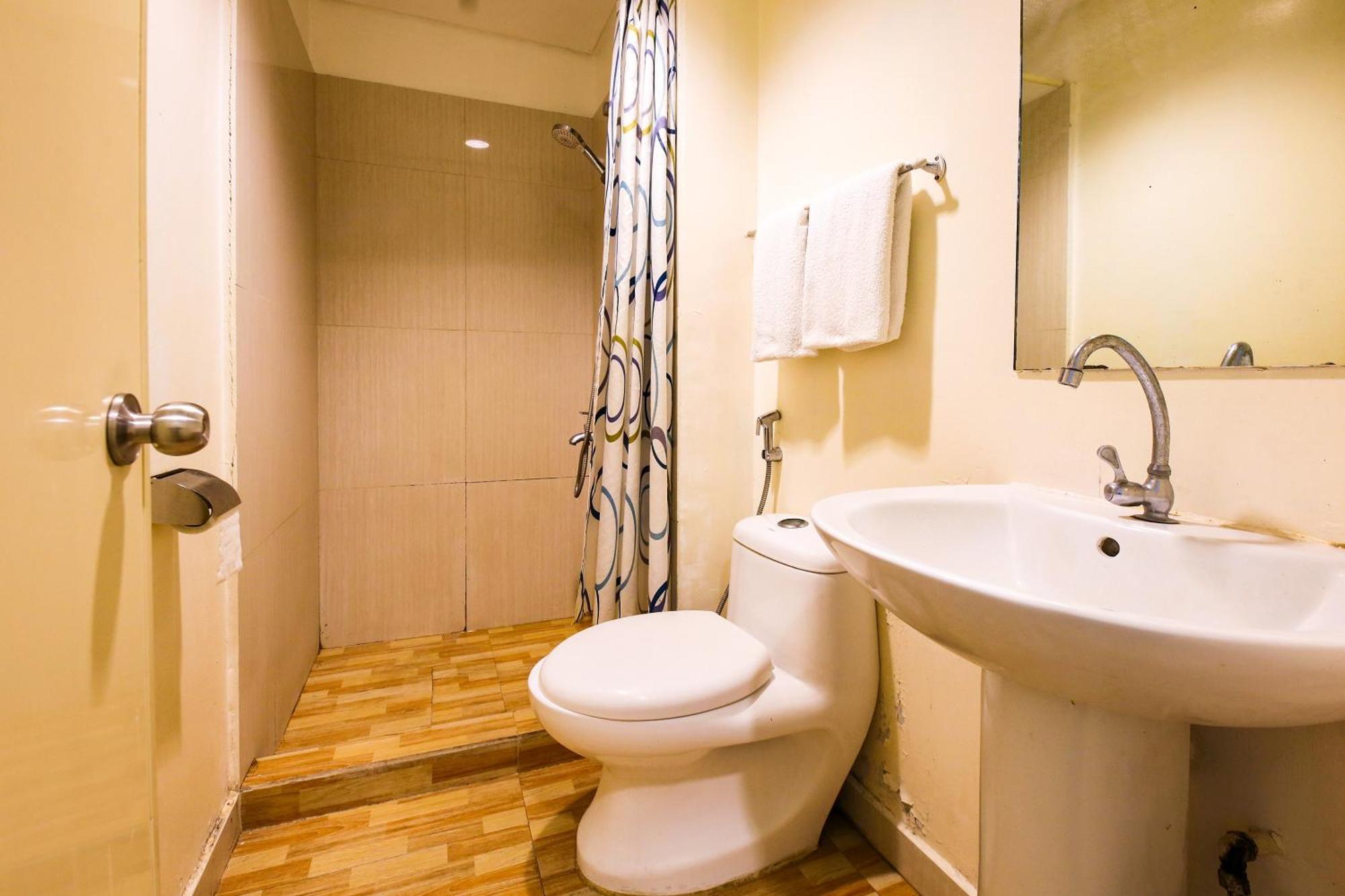 Oyo 769 Poblacion Suites Polaris Makati City Екстер'єр фото